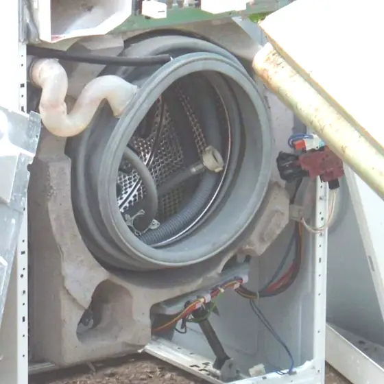 Lavadora de carga frontal abierta, con el tambor y el cableado a la vista