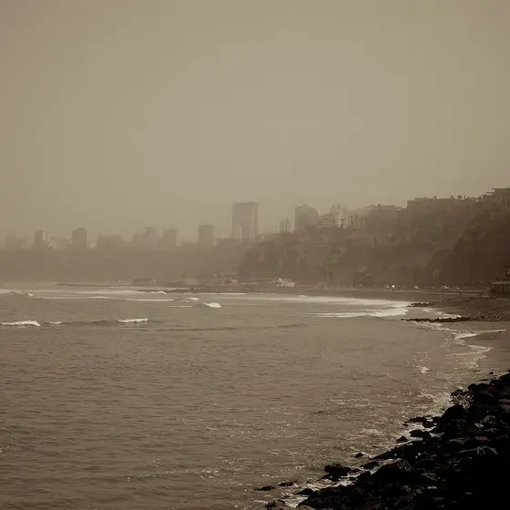 La costa de Miraflores, en Lima, con neblina